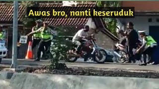 Gila, aksi nekat pengendara Motor Yamaha RX King menghindari Razia Polisi