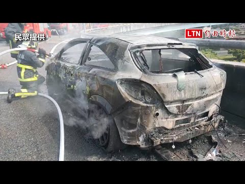 上班途中車子在高速公路燒起來 男匝道棄車逃生