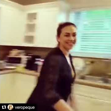 Aracely Arámbula cocinando con sexy bikini