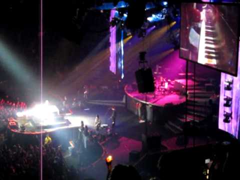 Guns n' Roses - "November Rain" clip (live Calgary...