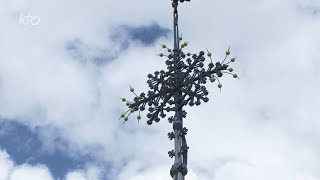 Les crêtes et la croix du chevet de la couverture du choeur bientôt achevées