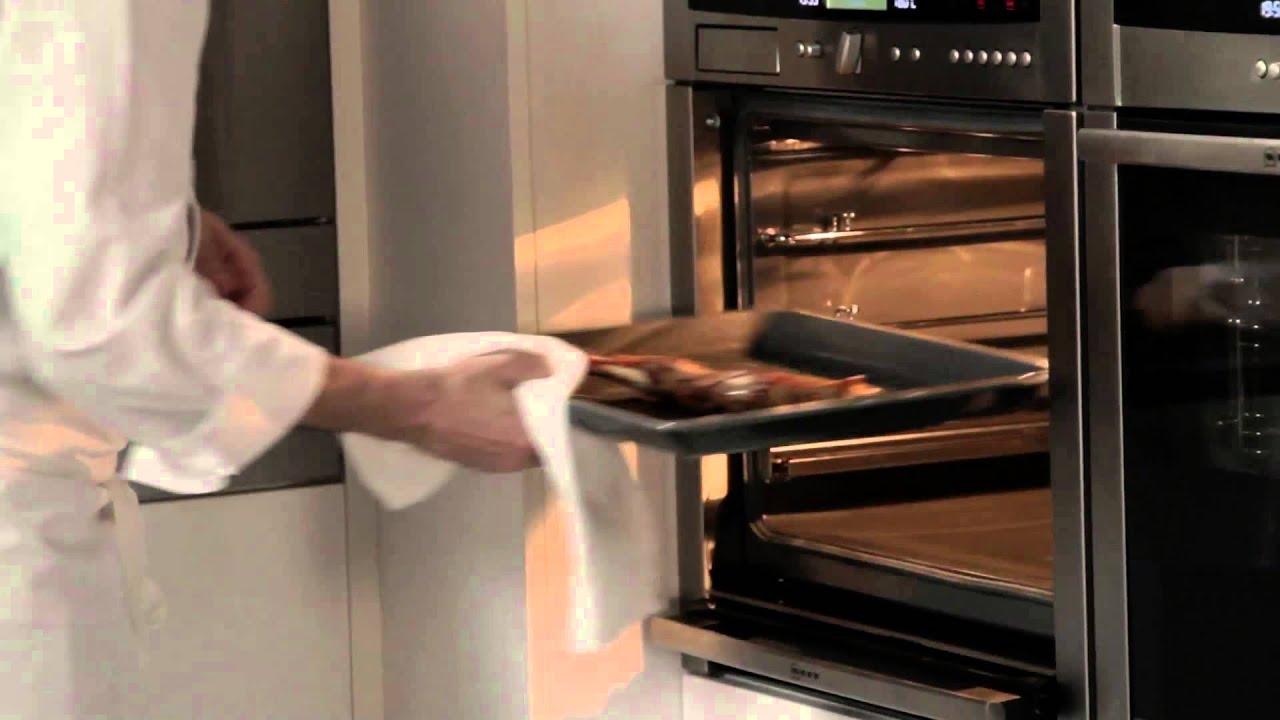 Vídeo-receta paletilla de cordero lechal con patatas confitadas rellenas de  puré de ajos - Love Cooking NEFF