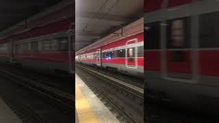 Treno Frecciarossa in transito nella stazione di Bologna AV