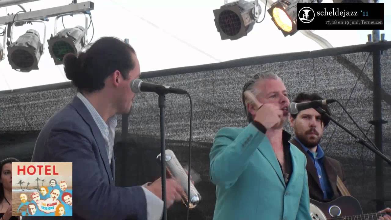 The band Hotel Speelden op de markt tijdens de Scheldejazz