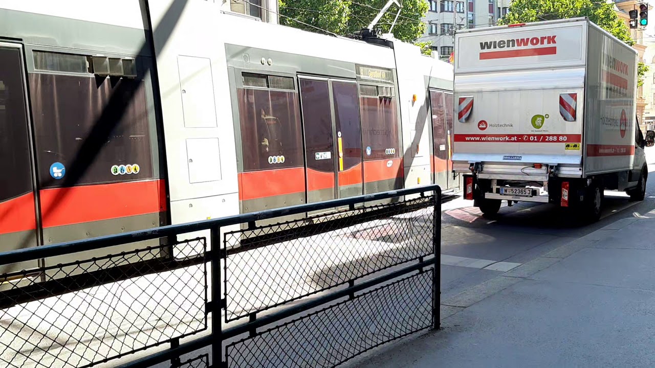 Straßenbahn Linie 9 Elterleinplatz in Wien