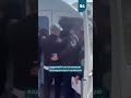 В Бишкеке водитель маршрутки задержал карманника и передал его милиции