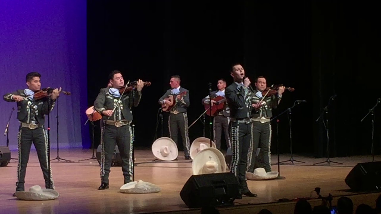 UN MUNDO RARO- MARIACHI AZTLAN 2019