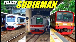 Aktivitas kereta KRL di Stasiun Sudirman