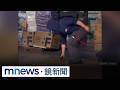 寧夏夜市驚見「他有槍」！　男子彎腰「撿彈夾」嚇壞路人｜#鏡新聞