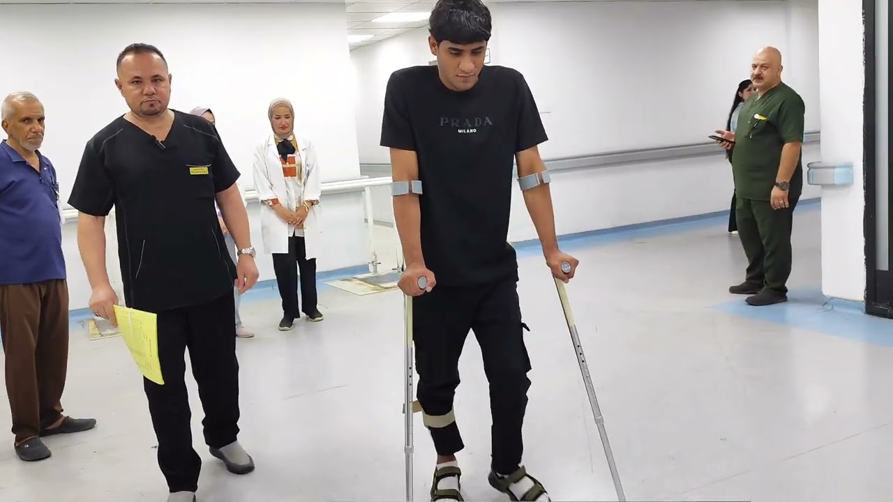 فريق طبي في مستشفى ابن القف ينجح بتأهيل شاب يعاني من شلل الأطراف السفلى غير الكامل ويمكنه من السير