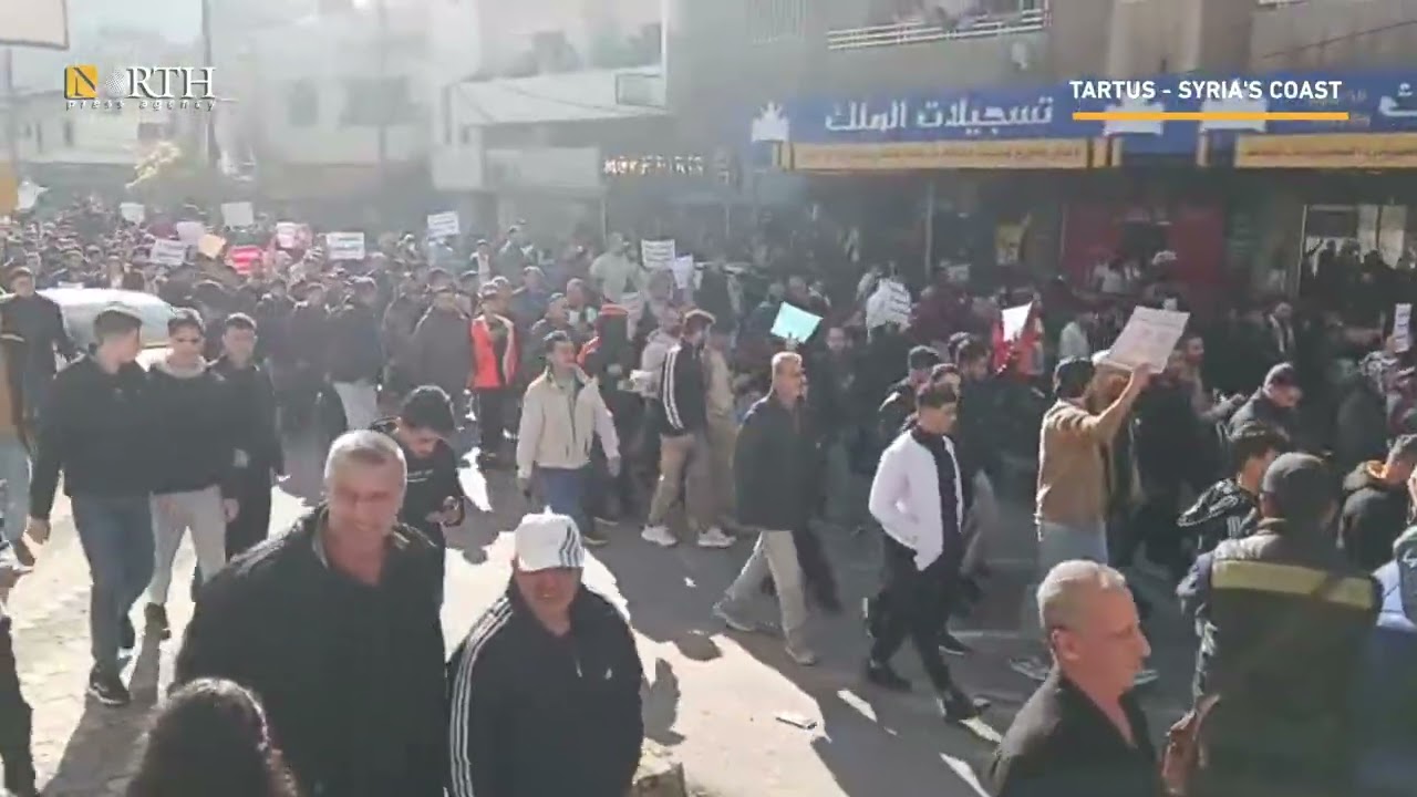 Alawites demonstrate in Syria's Tartus demanding federalism