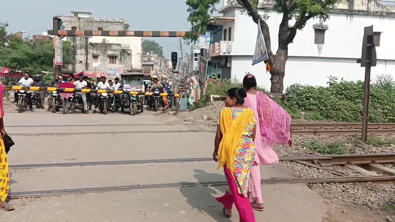 #गाड़ी जब तक चली न जाये #क्रॉसिग पार न करे!!