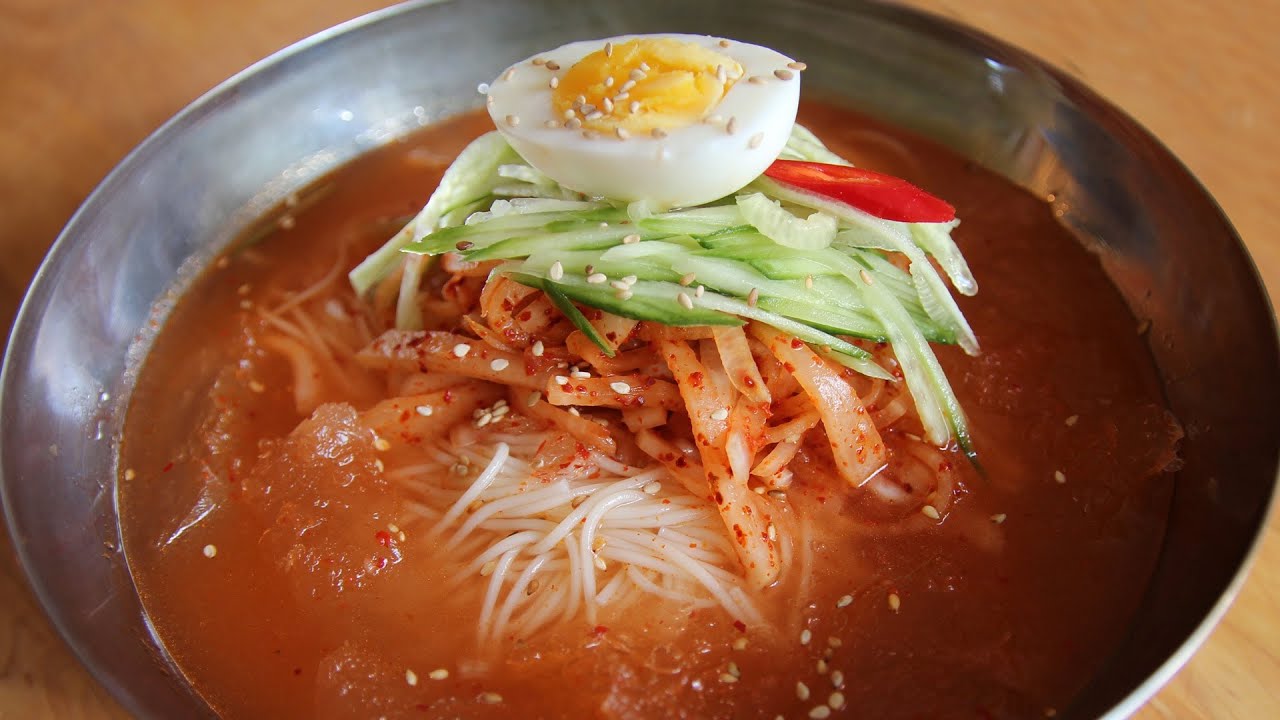 Cold noodle soup made with radish water kimchi (Dongchimiguksu) recipe