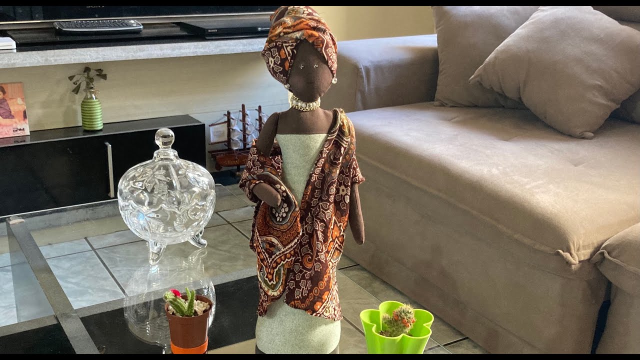 Feita com garrafa de detergente, boneca africana
