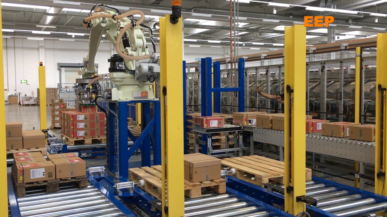 Робот Kawasaki CP 180 палетирует картонные коробки