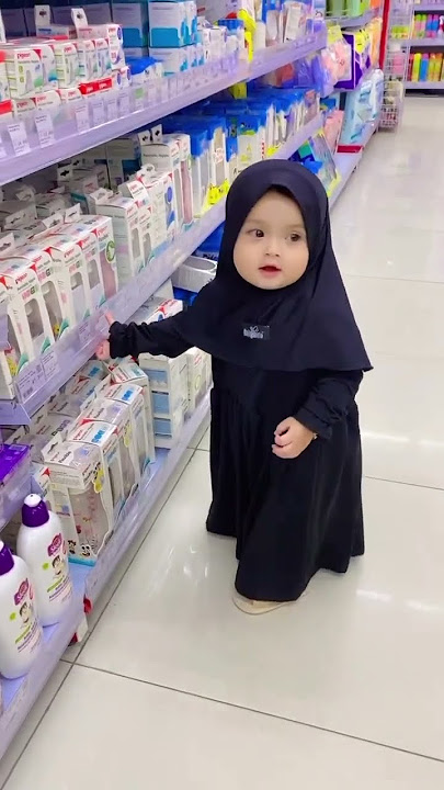 🌸 Bayi Perempuan Menggemaskan Berhijab: Menebar Kegembiraan di Supermarket #adorablebaby #hijabi #cute
