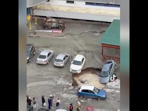 Машины утонули в яме Жесть