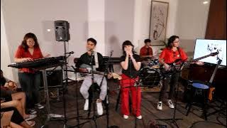 Shut up My Moms Calling - Hotel Ugly : Teeny Table 2