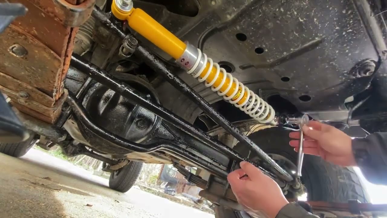 Morris　DN-06Dシルバー雑塗装！ダンカンSTR他2系統出力改造！動画！ Land Cruiser 70 Tough Dog 4-way steering damper installed - YouTube