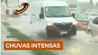 Chuva intensa causa caos na Marginal Tiete em Sao Paulo