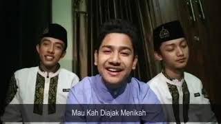 Adek berjilbab merah