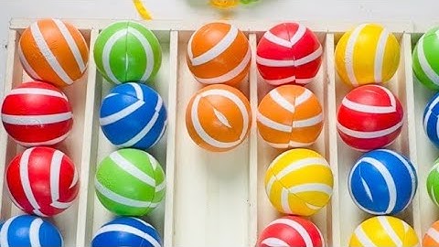 Watching color ball sorting and satisfied