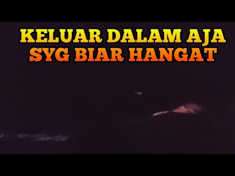 keluar dalam aja biar hangat syg