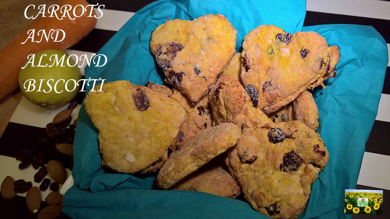 Biscotti with carrots, almonds and raisins. Biscotti vegan di carote, mandorle e uvetta