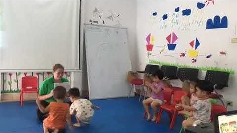 Bé học Tiếng Anh cùng giáo viên nước ngoài - Mầm Non Quốc Tế Hà Nội