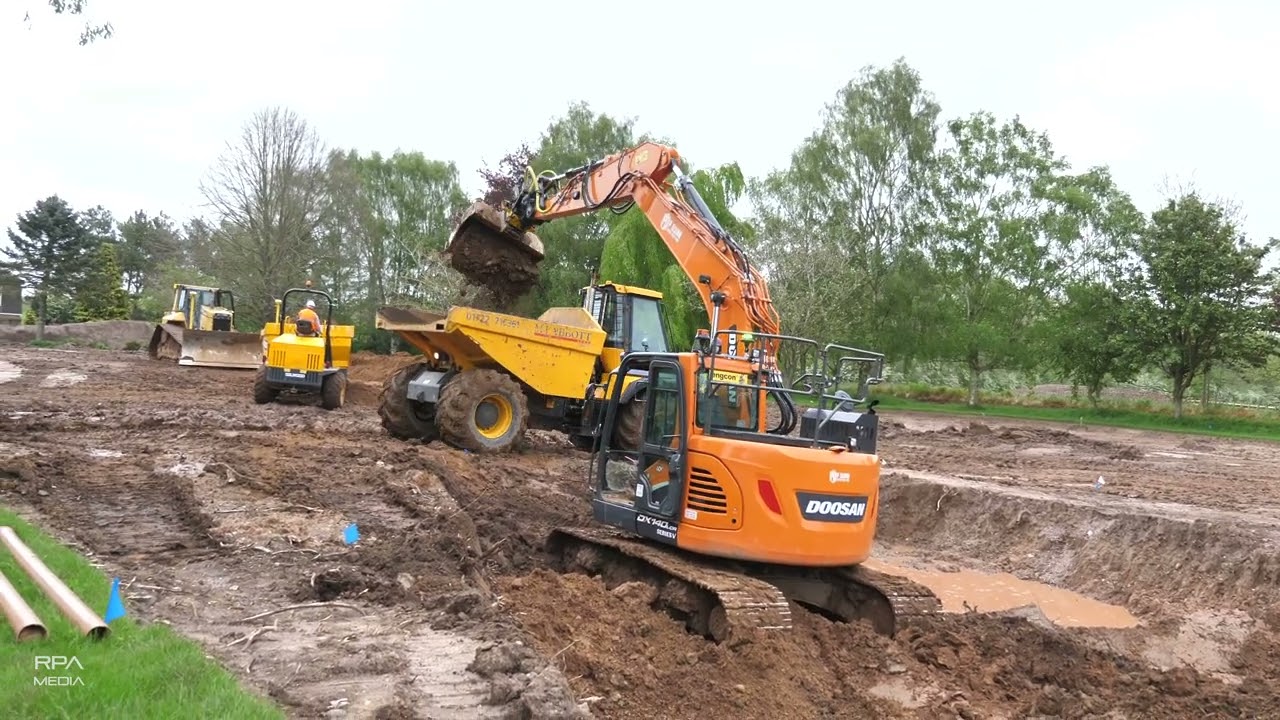 Doosan DX140 excavator with Engcon tiltrotator
