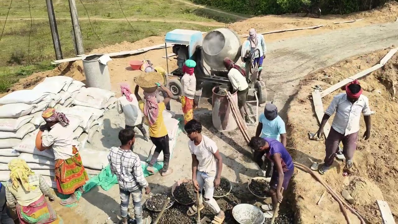 নতুন রাস্তা তৈরির কাজ চলছে 