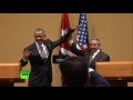 Кастро уклонился от объятий Обамы