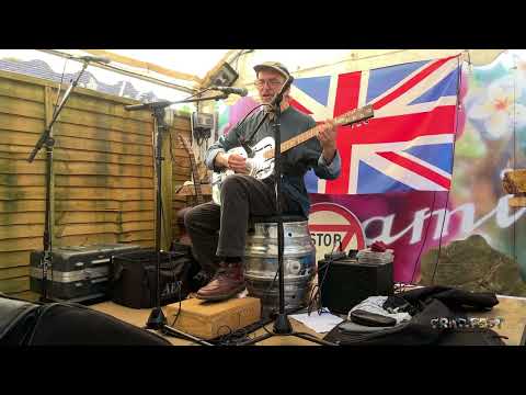 Robert Hokum playing at Larkins’ Alehouse at Cranfest 2023