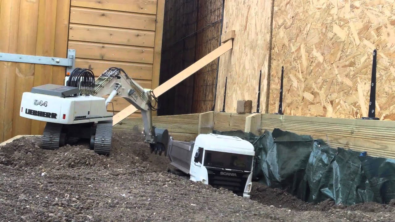 Liebherr R 944 B Premacon Excavator / Bagger And Tamiya 6x6 Scania Tipper Dumper Move Some Topsoil