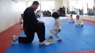 Küçük karateci kızın beyaz kuşağı alma hırsı!!