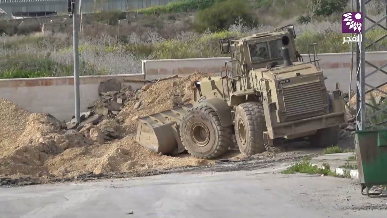 جرافات الاحتلال تشرع بتدمير اجزاء من الشارع الغربي لطولكرم