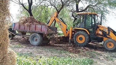 JCB 3DX Backhole Loading mud in Swaraj 843XM Tractor