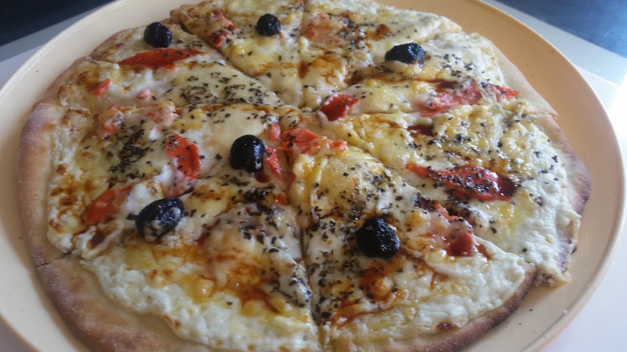 Pizza au saumon fumé et à la sauce blanche بيتزا سلمون المذخن و الصلصلة البيضاء