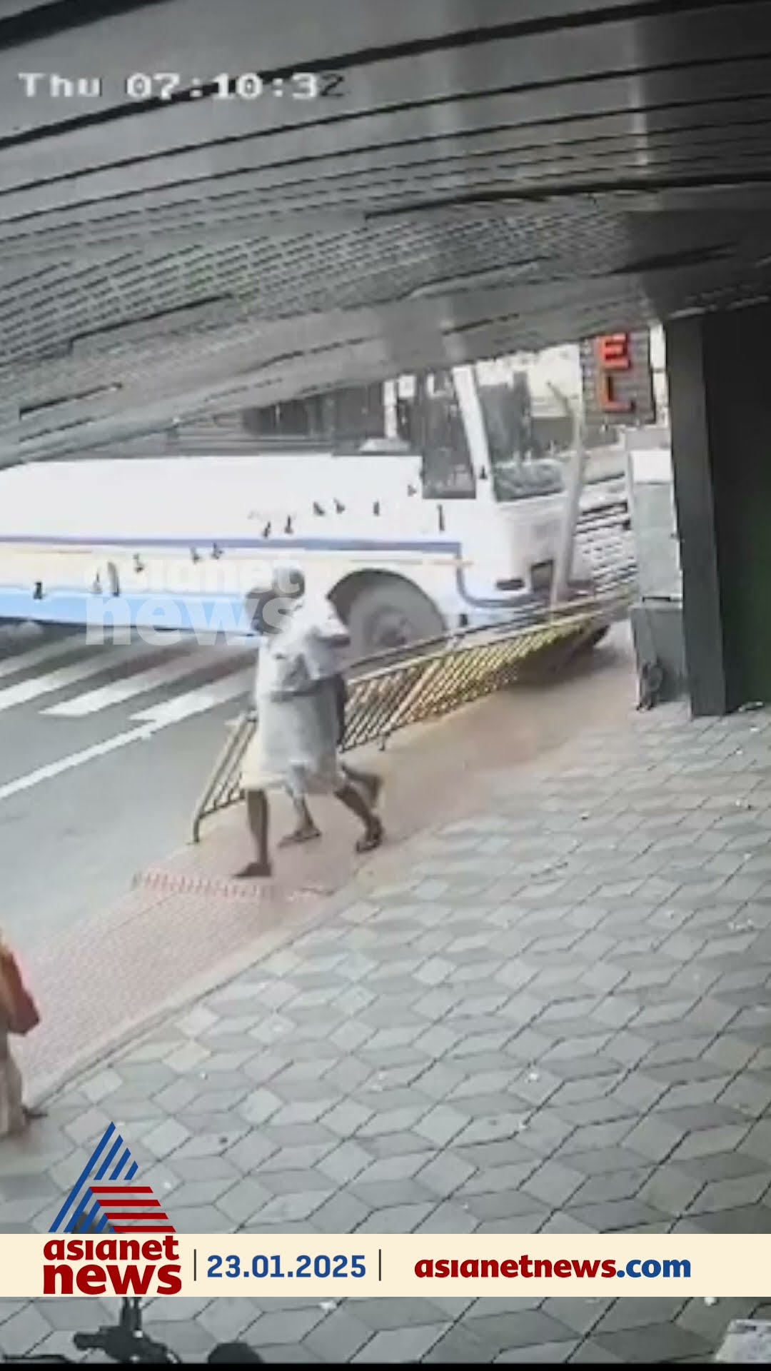 കോന്നിയിൽ KSRTC ബസ് ഉരുണ്ട് റോഡിന് എതിർദിശയിലെ ഹോട്ടലിലേക്ക് ഇടിച്ചു കയറി; ഒഴിവായത് വൻ അപകടം