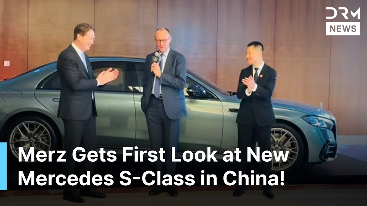 СМОТРИТЕ: Канцлер Германии Фридрих Мерц осматривает Mercedes-Benz S-класса во время визита в Кита...