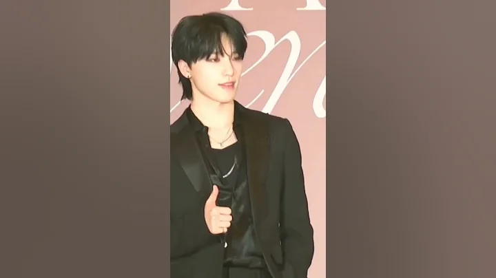 His visuals are no joke✨ #glowup #dino #세븐틴