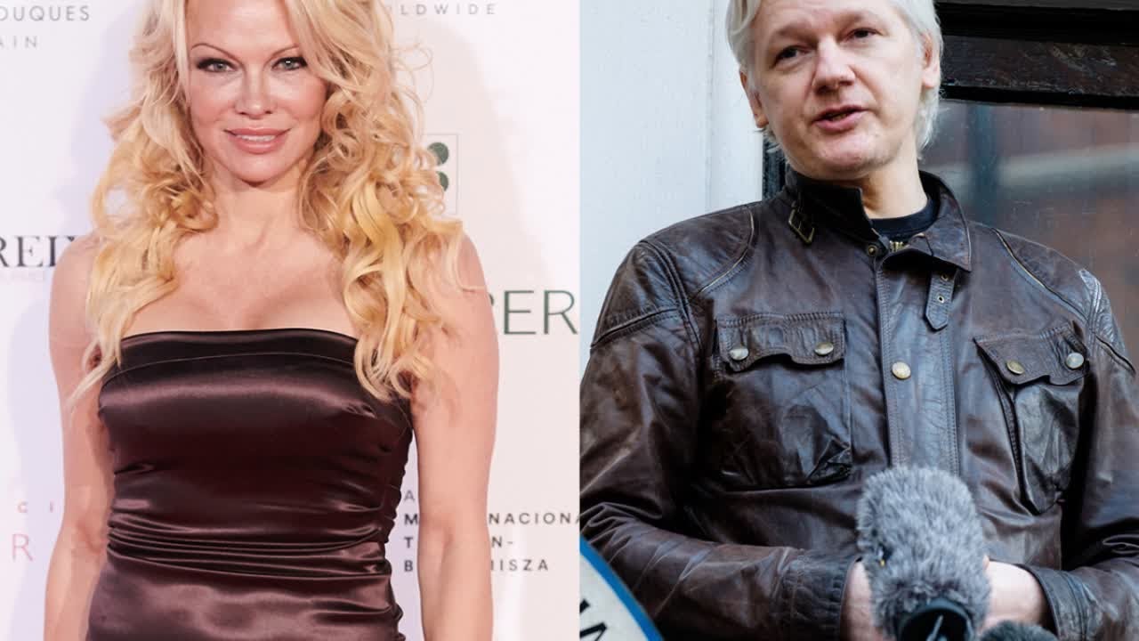 Pamela Anderson dan Jualian Assange (gambar dari: https://www.youtube.com/watch?v=lpqtF0zljZM)