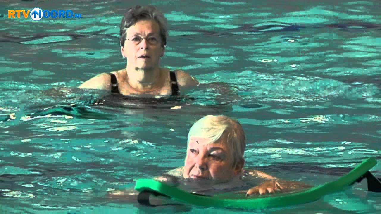 Bosscher (64) slaagt voor zwemdiploma