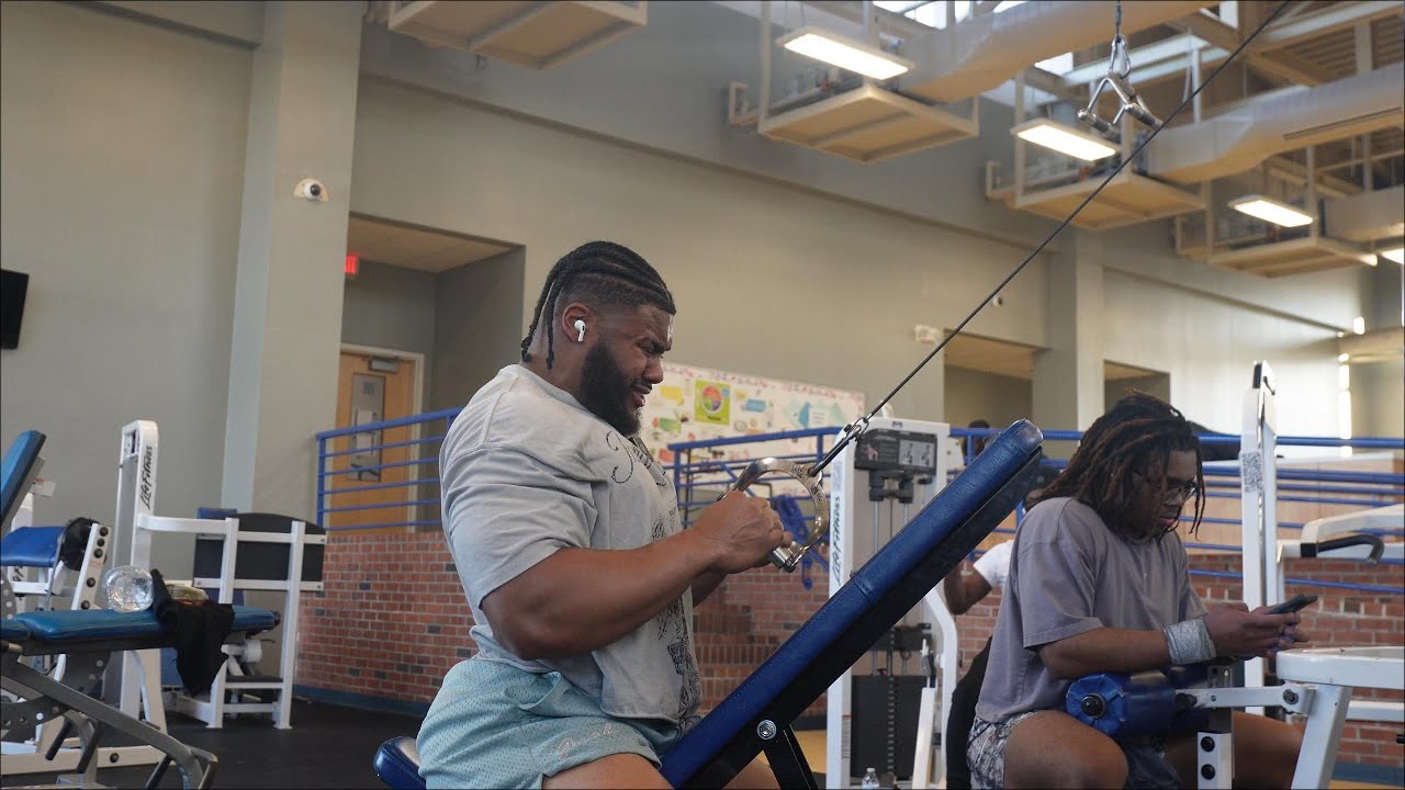 Наконец-то нашел тренера! | До классических соревнований на перекладине осталось несколько недель...