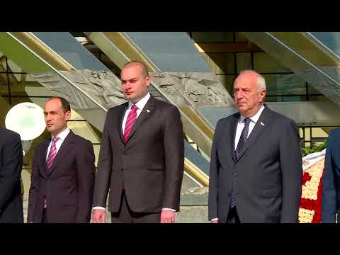 გმირთა მემორიალის გვირგვინით შემკობა