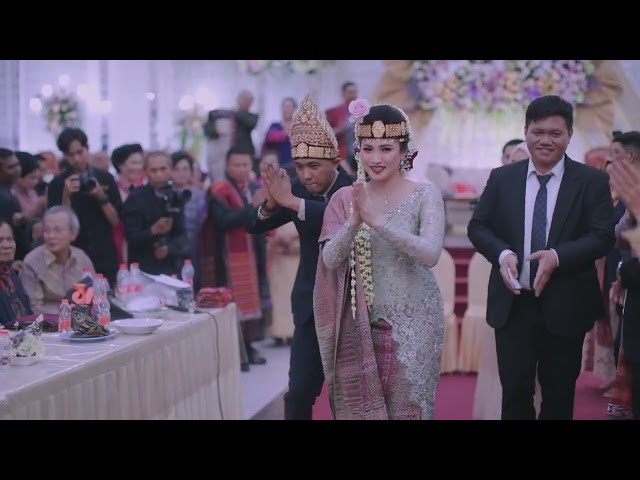 Pandai dan Keren Sekali Pengantin ini Manortor. Daniel dan Madline tampil sblm UlosHela class=