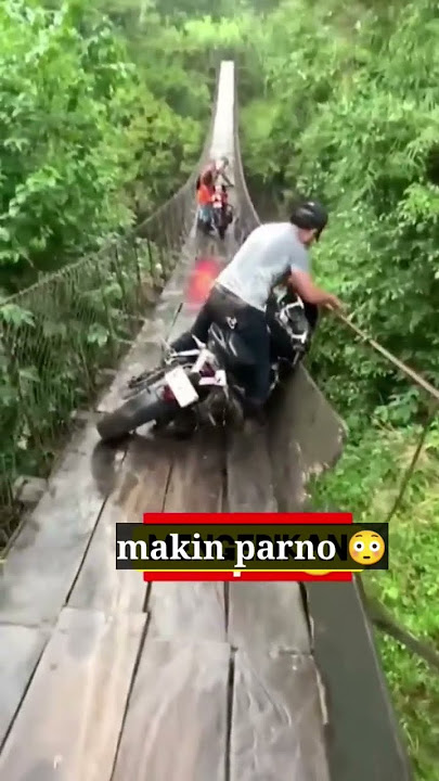 BERBAHAYA !! ketika menyebrangi jembatan yg licin
