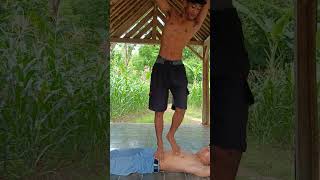 Injak Perut Bocah Super Kuat