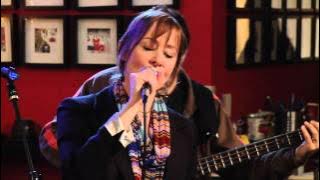 Suzanne Vega performs 'Tom's Diner'