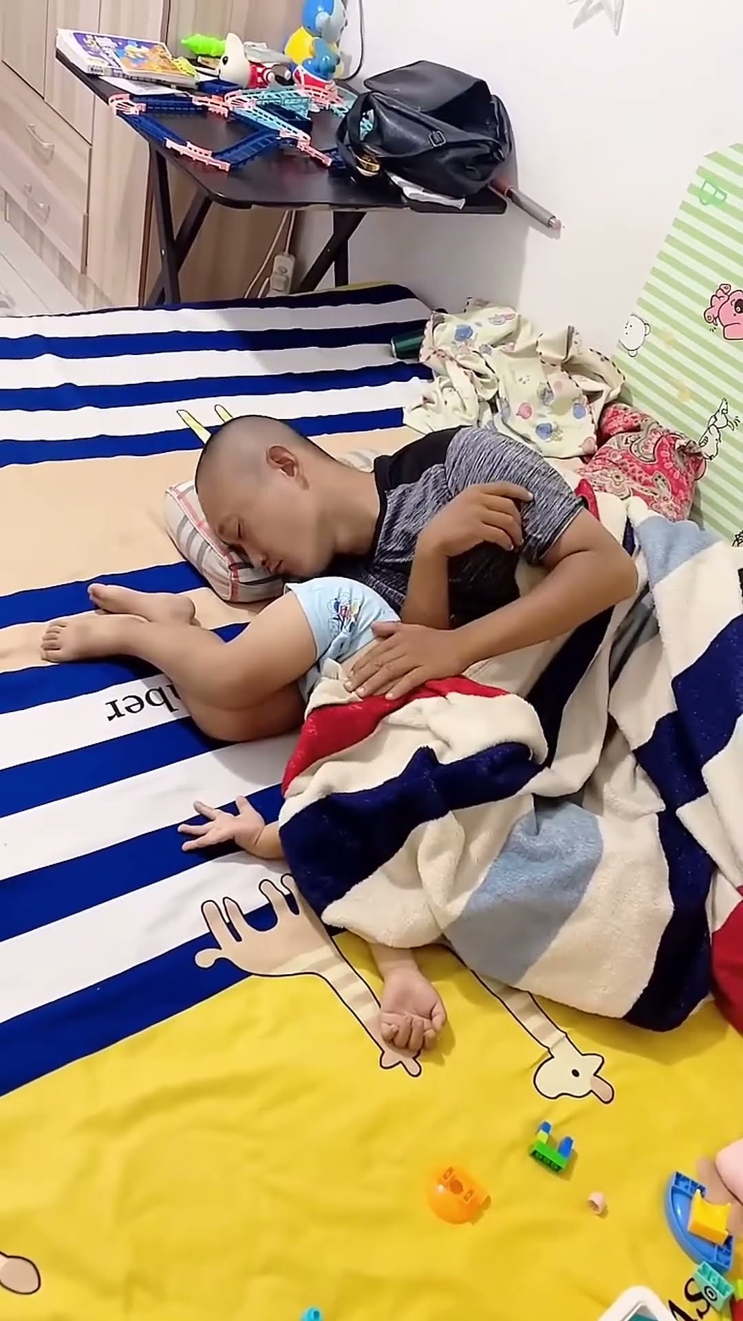爸爸带娃就是不靠谱！儿子都给冻坏了#Cute baby#Cute#呆萌小米宝#聪明宝宝#萌娃